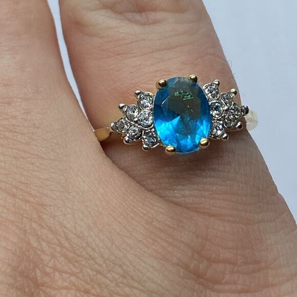 Stunning Sz 6 Gold Tone Blue Crystal Ring Made with Swarovski Crystals - Picture 7 of 11